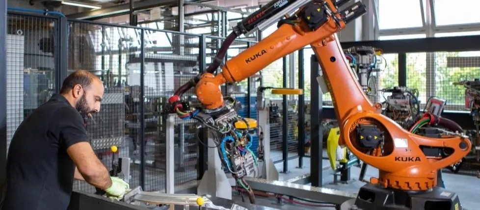 Mitarbeiter an einer Roboterzelle bei Stickel