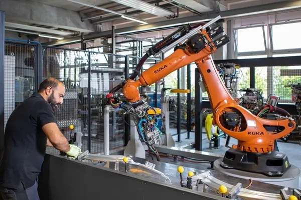Mitarbeiter an einer Roboterzelle bei Stickel
